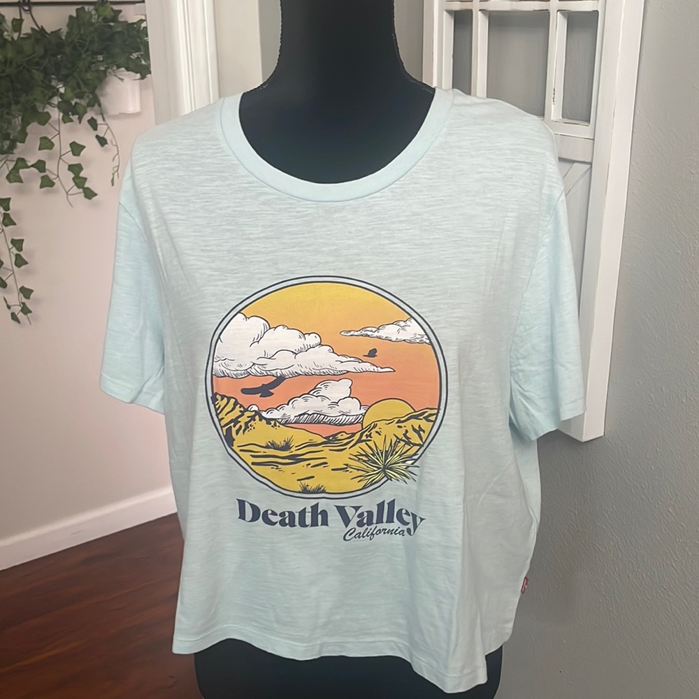 NEW WITH TAG Levi's Death Valley California
Cropped Tee